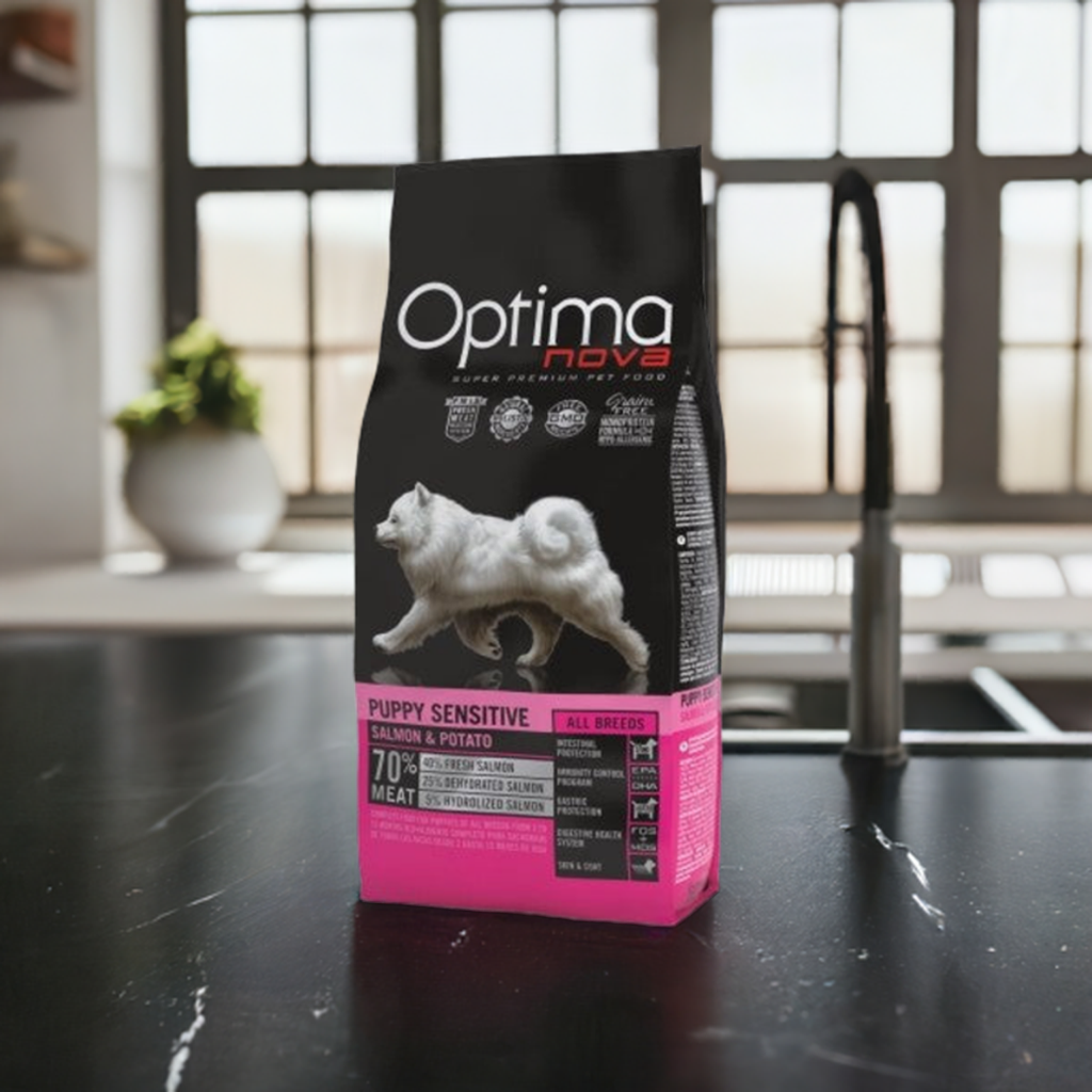 Optima Nova Puppy Sensitive Salmón y Patata es una comida hecha con ingredientes suaves para cachorritos que tienen digestiones un poco especiales. ¡Esta bolsa grande de 12 kilos les ayudará a crecer fuertes!