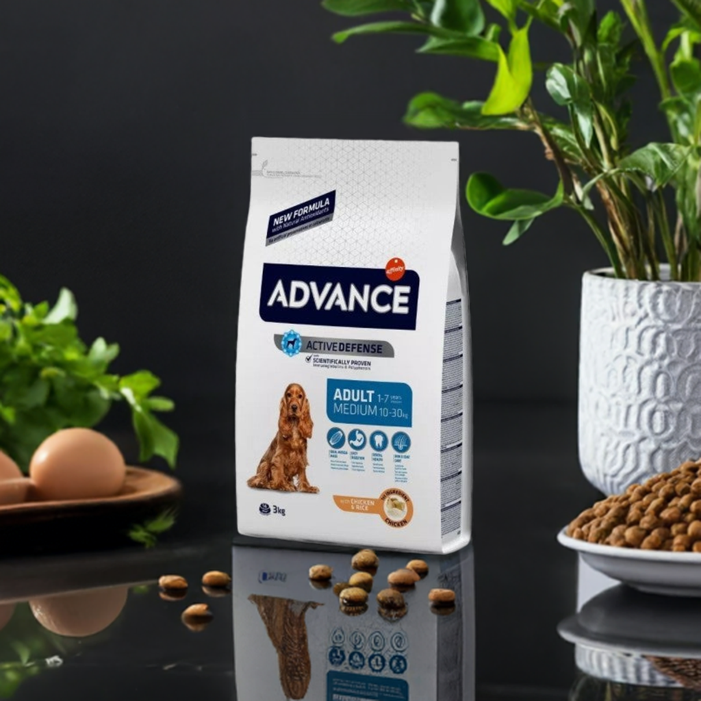 Este paquete tiene 3 kilos de comida crujiente para perros adultos de tamaño mediano. Las bolitas están hechas con pollo, ¡que les encanta a muchos perros! Es un alimento completo para que tu perro mediano tenga mucha energía para jugar y pasear.

