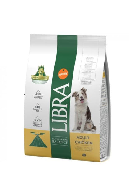 Imagina una bolsa de comida para perros que pesa 3 kilos, ¡no mucho peso! Dentro hay unas bolitas crujientes que huelen y saben a pollo. Esta comida es para perros que ya son mayores, no cachorritos, y les ayuda a tener mucha energía para jugar y correr. ¡Es como darles su comida favorita todos los días!
