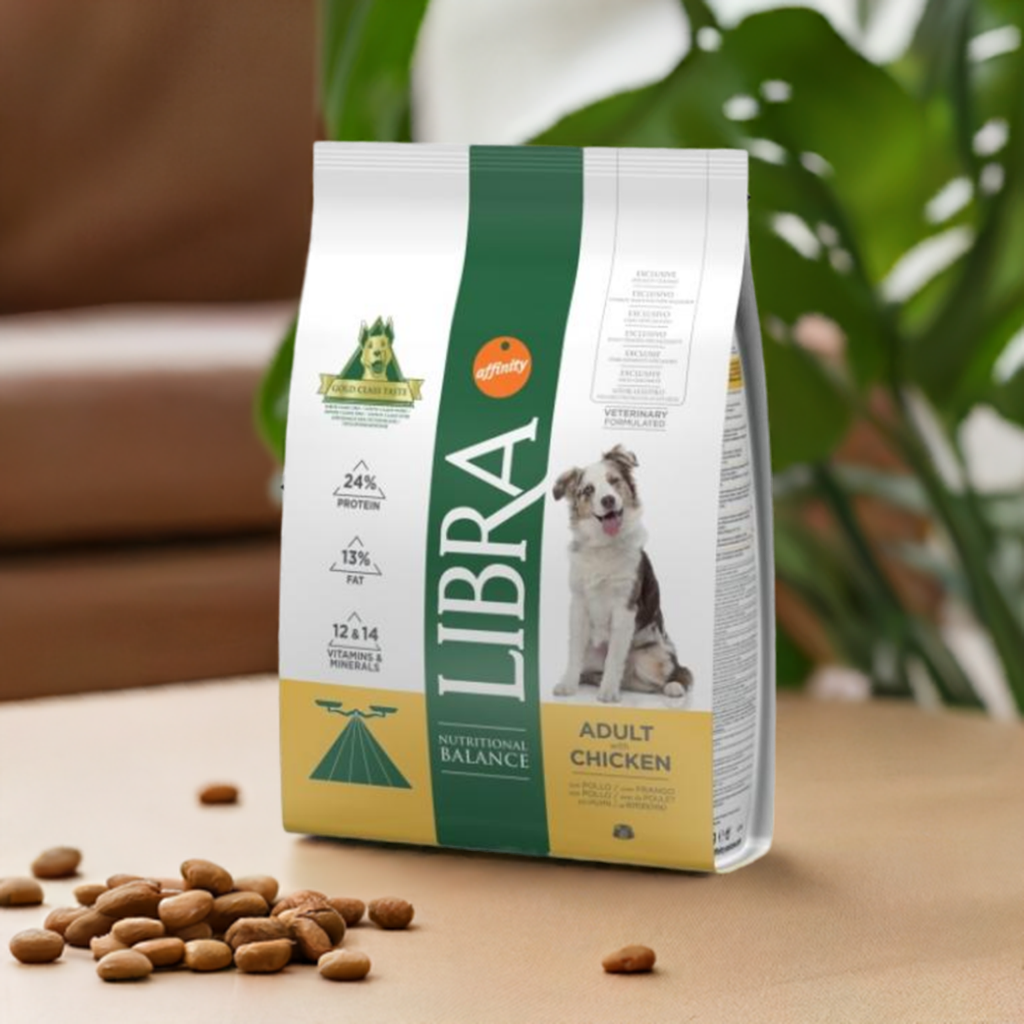 Piensa en un paquete de 3 kilos lleno de alimento para perros adultos. Estas croquetas están hechas con pollo y son de la marca Libra. Son perfectas para que tu perro adulto esté contento y sano. ¡Es una buena forma de asegurarte de que come todo lo que necesita!