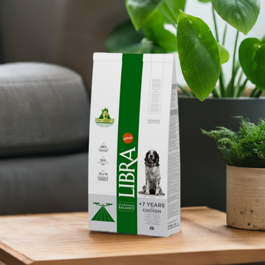 Piensa en un paquete grande lleno de croquetas para perros mayores. Son de la marca Libra y pesan 12 kilos. Esta comida está pensada para ayudar a los perritos que ya son un poco mayores, de 7 años en adelante, y en el envase puedes leer "Senior + 7 Years".