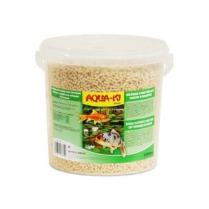Envase de 10 litros de Aqua-Ki Verde Pond Sticks, alimento flotante en forma de sticks para peces de estanque como koi y carpas, formulado con ingredientes naturales para promover la salud, el crecimiento y una coloración vibrante.