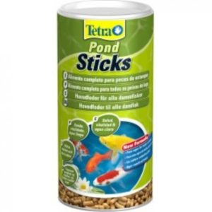 TETRAPOND-STICKS-1-LITRO un bote que tiene un litro de capacidad, ¡como una botella de agua pequeña! Dentro hay unos palitos de comida especial para los peces que viven en estanques. Aunque el bote es de un litro, los palitos pesan solo 100 gramos, ¡que es poquito! Estos palitos les dan a tus peces todo lo que necesitan para crecer sanos y fuertes en su estanque. Tetrapond